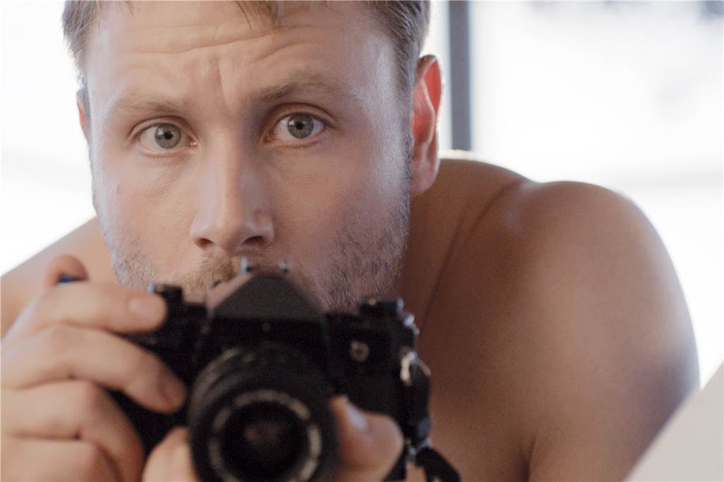 Schauspieler Max Riemelt (hier in einer Szene des Films "Kopfplatzen") kommt zum Kinofest um seinen Preis der letzten Festivalausgabe entgegenzunehmen,