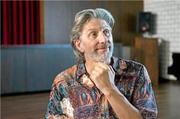 Schauspieler Rufus Beck gastiert am 26. Januar um 20 Uhr im Hilpert-Theater. In der Neuinszenierung von Ibsens „Ein Volksfeind“ spielt der vielseitige Künstler die Hauptrolle, den Kurarzt Dr. Stockmann. 
