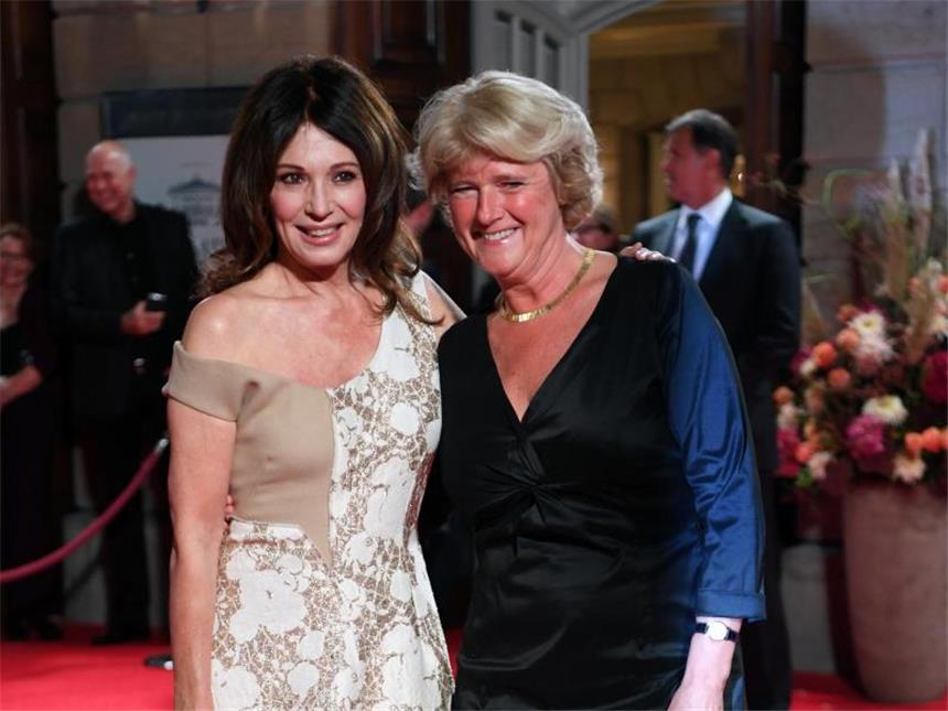 Neustart in Blattgold: Berliner Staatsoper wiedereröffnet Schauspielerin Iris Berben und Kulturstaatsministerin Monika Grütters (r) auf dem roten Teppich. Foto: Bernd von Jutrczenka