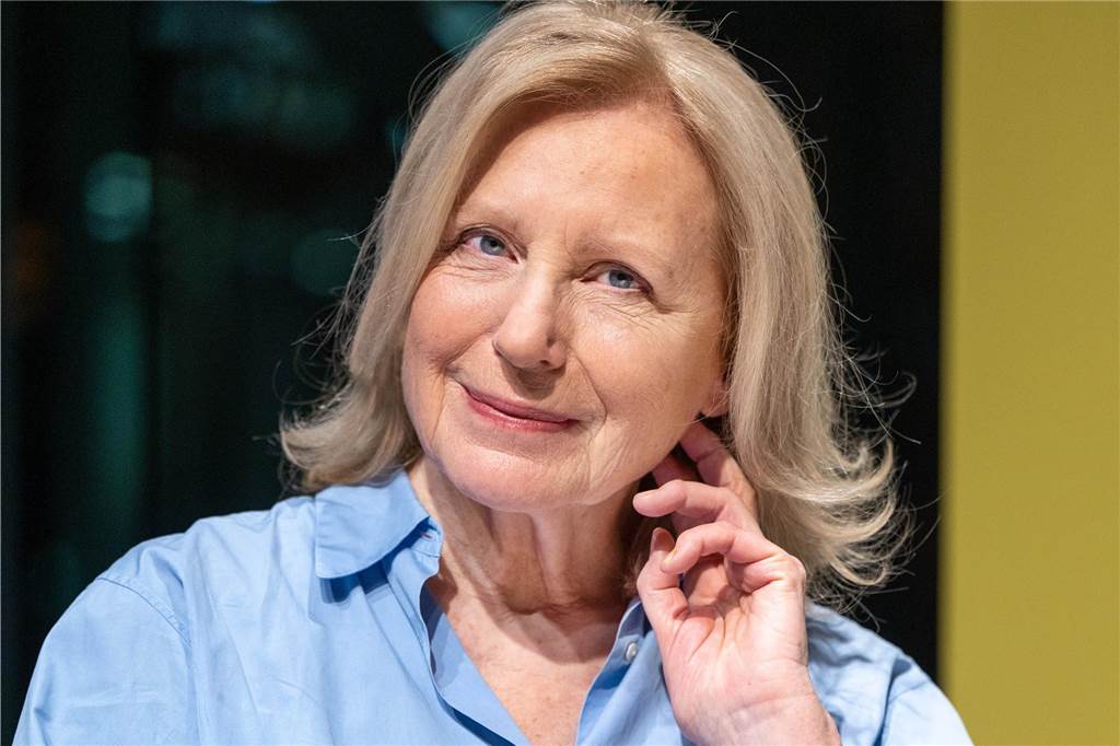 Schauspielerin Maren Kroymann lächelt in die Kamera.