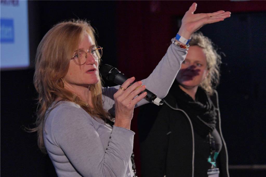Schauspielerin Nina Petri: „Lünen ist mein persönliches Cannes“ Schauspielerin Nina Petri (hier mit Moderatorin Antje Knapp) bei der Fragestunde nach dem Film "Träume sind wie wilde Tiger".