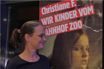 Schauspielerin, Regisseurin und Drehbuchautorin Natja Brunckhorst vor dem Plakat zu dem Film, der der Schlüssel zu ihrem beruflichen Leben war - "Christiane F.".