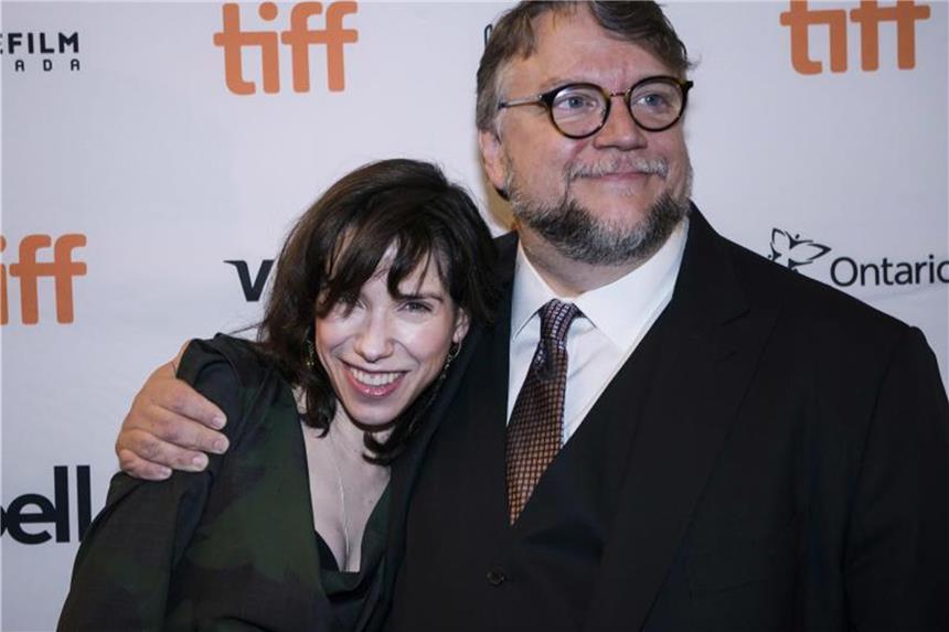 Guillermo del Toro: Filme haben heilende Wirkung Schauspielerin Sally Hawkins und Regisseur Guillermo del Toro stellen ihren Film „The Shape of Water“ in Toronto vor. Foto: Christopher Katsarov/The Canadian Press