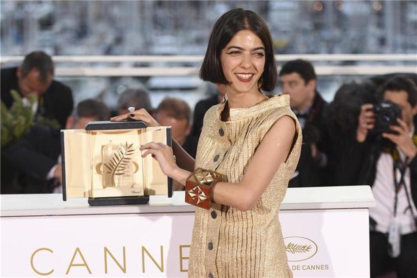 Cannes-Preis nachträglich an Panahi übergeben Schauspielerin Solmaz Panahi nahm in Cannes stellvertretend für ihren Vater, den iranischen Filmregisseur Jafar Panahi, den Preis für das beste Drehbuch entgegen. Foto: Arthur Mola
