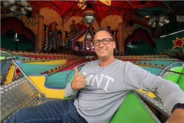 Schausteller Arno Heitmann freut sich auf die Vredener Gäste: Seinen Musikexpress hat er schon auf dem ehemaligen Bierbaum-Gelände aufgestellt, wo der Pop-Up-Freizeitpark am Samstag eröffnet.