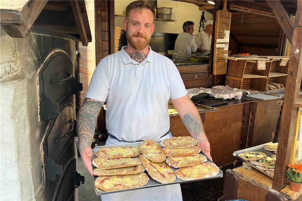 Kulinarische Highlights auf dem Hansemarkt: Fünf Gerichte im Test Schausteller Christian Cieslik mit den Fladen von "Bäckerey" auf Dortmunds Hansemarkt.