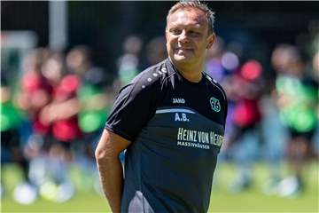 Schaut nach dem Weiterkommen im Pokal optimistisch dem Liga-Auftakt entgegen: 96-Coach André Breitenreiter. Foto: Peter Steffen