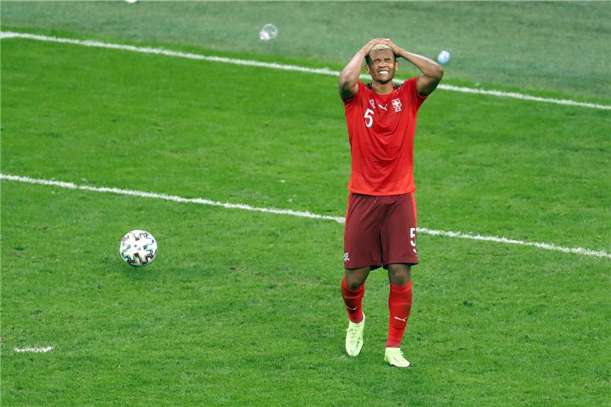 EM-Tag aus BVB-Sicht: Akanji verschießt Elfmeter - auch Belgien ist raus Scheiterte im Elfmeterschießen: BVB-Profi Manuel Akanji.
