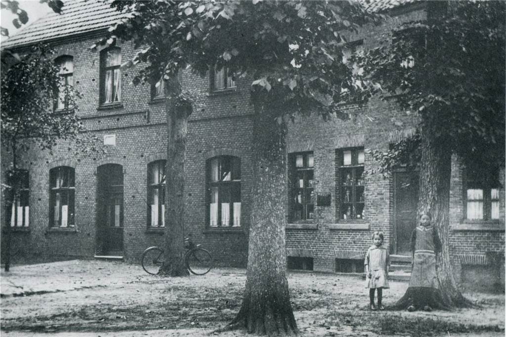 Ammeloe: Familien und Jugendliche fühlen sich wohl, Senioren sind auf Hilfe angewiesen Schenkwirtschaft, Bäckerei, Lebensmittel: Das Haus Noldes im Ammeloer Kring vor dem Zweiten Weltkrieg.