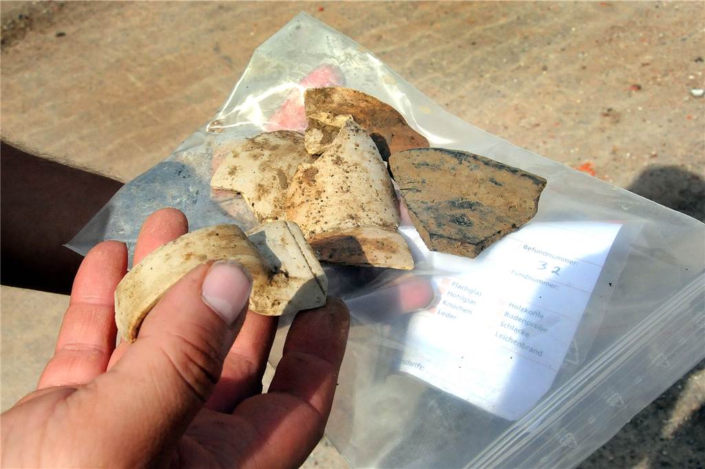 Scherben von Siegburger Steinzeug aus dem 14. oder 15. Jahrhundert haben die Archäologen bereits gefunden. Das Material ist so gut verarbeitet, dass es flüssigkeitsdicht ist.