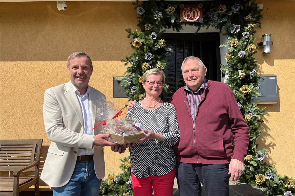 Monika und Wilhelm Knüfken feiern diamantene Hochzeit Schermbecks Bürgermeister Mike Rexforth gratulierte den Jubilaren anlässlich ihres 60. Hochzeittages.