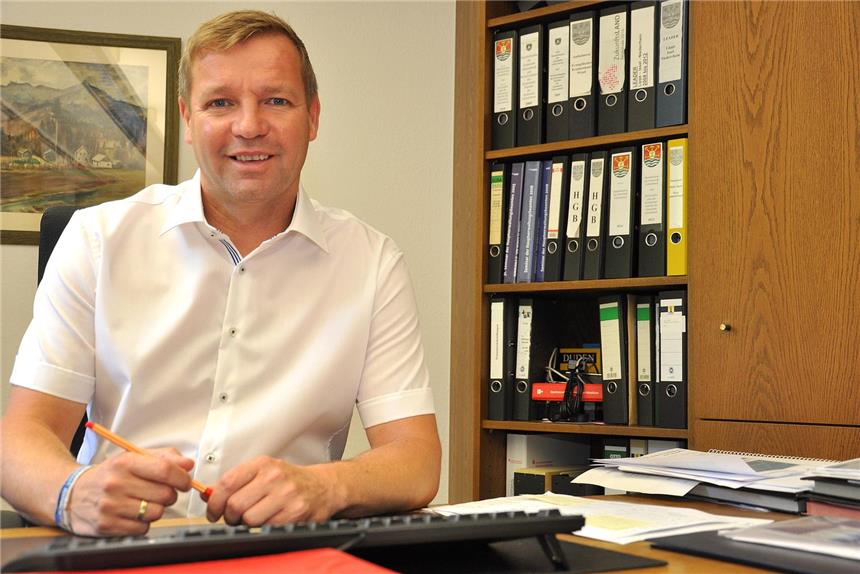 70 Stunden Arbeit pro Woche sind "normal" Schermbecks Bürgermeister Mike Rexforth ist in den letzten Monaten massiv bedroht und beschimpft worden – auch nachts zu Hause am Telefon.