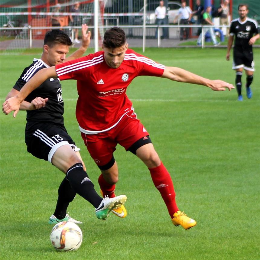 Schermbeck muss erneut ins Achtelfinale Schermbecks Marcel Titz (l.) und Dean Bartusek, Spieler des VfB Hüls, stehen sich bald erneut gegenüber.
