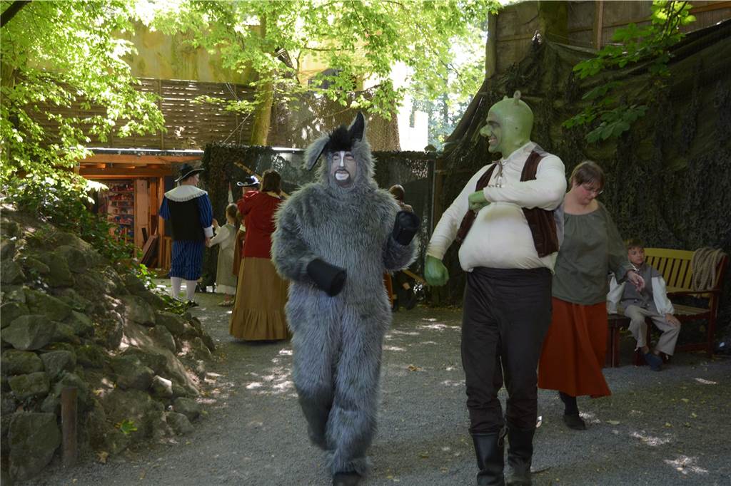 Ein Blick hinter die Kulissen von „Shrek“ zeigt, wie professionell die Amateure arbeiten Scherze hinter der Bühne: Thormen Erhardt (l.) und Heiko Steinweg.