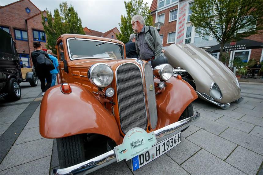 Schicke Oldtimer und unterhaltsame Jazz-Musik sorgten am Sonntag auf dem Huckarder Marktplatz für gute Stimmung.