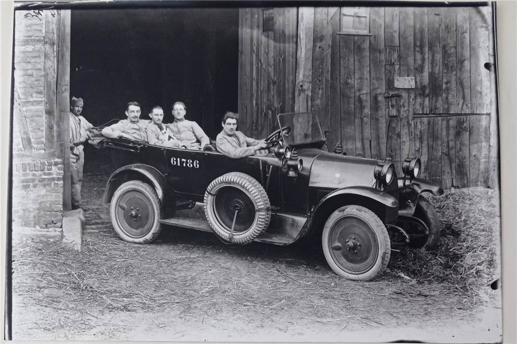 Schicker Schlitten: Franzosen fahren aus einer Scheune in Castrop heraus auf die Straße. Hunderte Soldaten waren 1923 in Castrop stationiert.