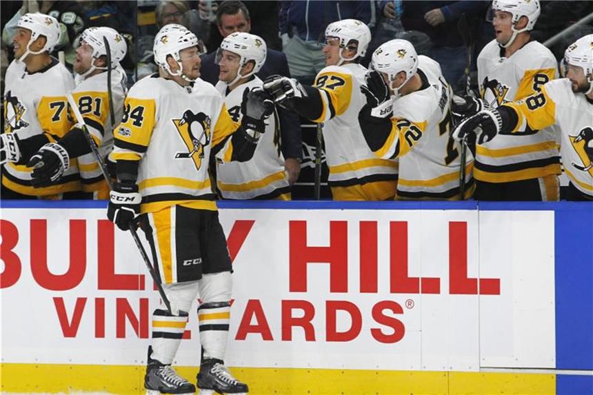 Kühnhackl steht vor einem möglichen WM-Einsatz Schied mit den Pittsburgh Penguins aus: Tom Kühnhackl (3.v.l). Foto: Jeffrey T. Barnes/FR171450 AP