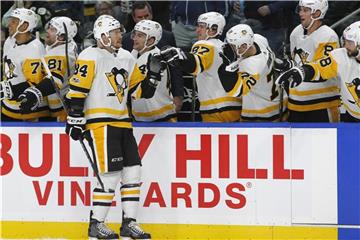 Schied mit den Pittsburgh Penguins aus: Tom Kühnhackl (3.v.l). Foto: Jeffrey T. Barnes/FR171450 AP
