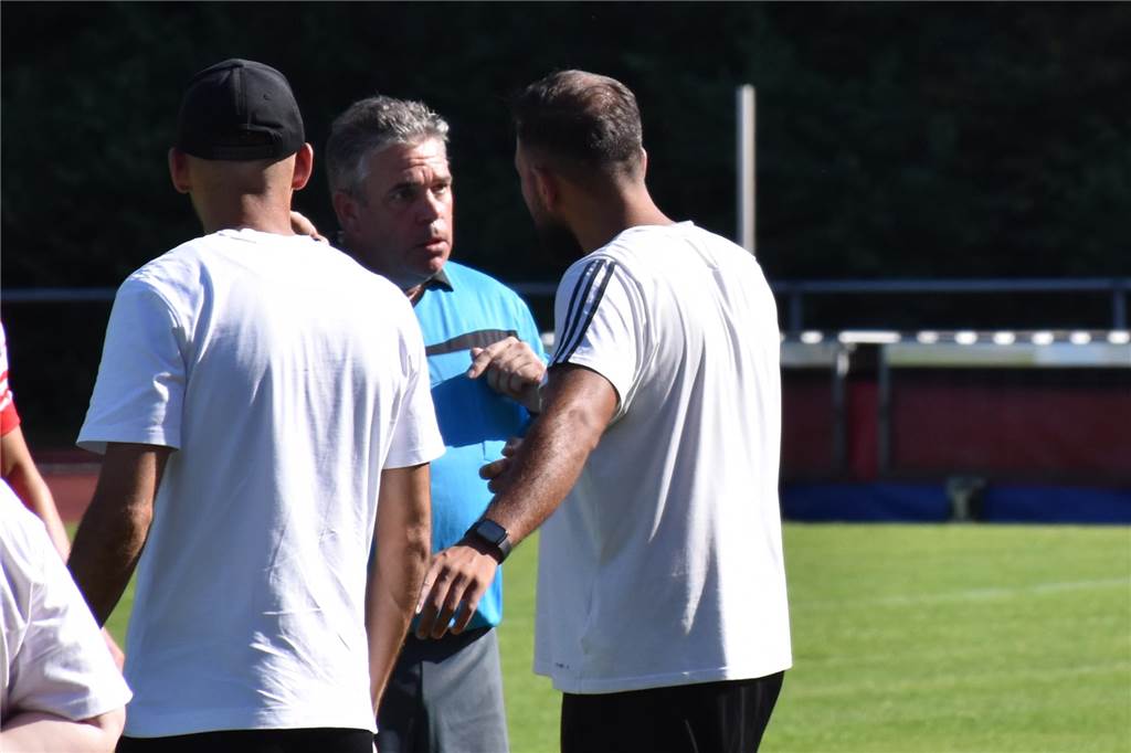 Eintracht Werne gewinnt umkämpfte Partie gegen TuS Uentrop: Ein Abstauber reicht zum Sieg Schiedsrichter Andreas Lehmkuhl (M.) hatte beim Spiel zwischen Eintracht Werne und dem TuS Uentrop einiges an Redebedarf, auch mit EIntracht-Trainer Aykut Kocabas (r.).
