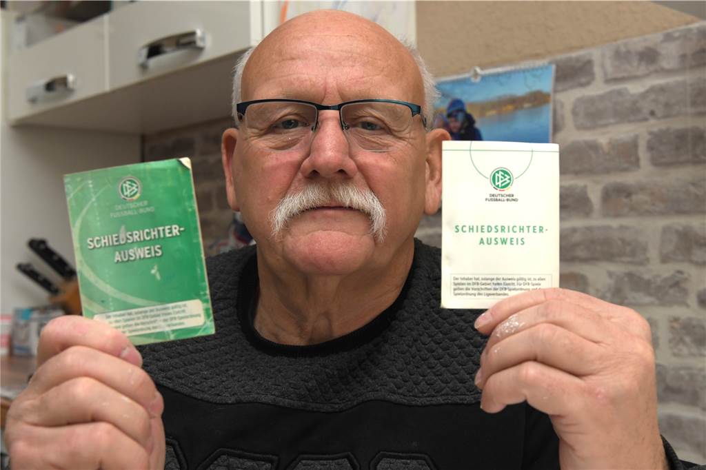 „Es bleibt ein Taschengeld“: Verband hebt Schiri-Spesen an - Kritik kommt von den Unparteiischen Fußball, 11. Januar 2023. Alfred Raschen (70; SC Herten) hält zwei seiner Schiedsrichterausweise hoch. Der Hertener ist seit 44 Jahren als Schiedsrichter aktiv.