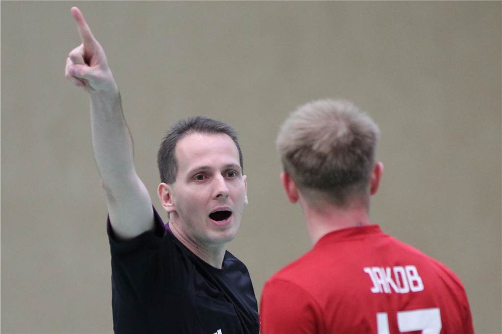 Schiedsrichter Boris Beijmowicz (links) verhängt gegen Merklindes Benjamin Jakob eine Zeitstrafe im Zwischenrunden-Spiel gegen den SV Yeni.