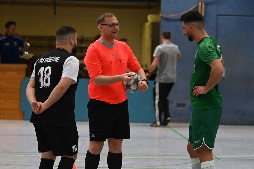 Sportgericht ermittelt: Feuerzeug fliegt quer durch die Halle Schiedsrichter Chris Nielinger mit Enes Yavuz (l.) und Malik Celiktas kurz vor dem Finale der Bergkamener Stadtmeisterschaften.