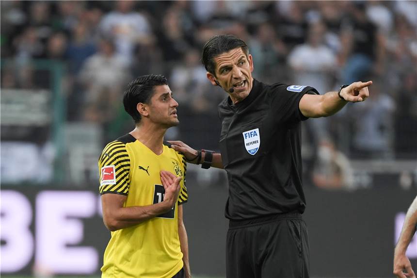 Gelb-Rot gegen Dahoud bei Gladbach – BVB: Schiedsrichter Aytekin rudert nun doch zurück Schiedsrichter Deniz Aytekin spricht mit BVB-Profi Mo Dahoud.