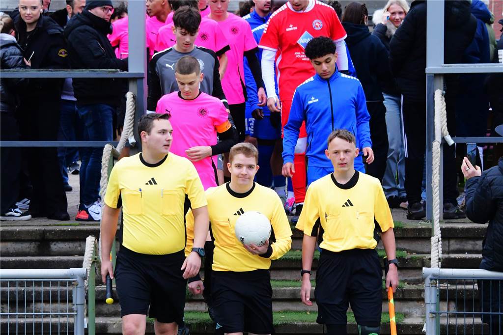 Zuschauer greift Jugendspieler bei Pokalfinale an: Polizei rückt an, Spiel wird abgebrochen Schiedsrichter der Partie war Johannes Ehrensberger (M, Spvg Schwerin).