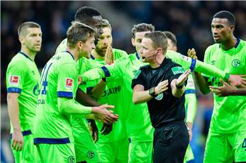 Schiedsrichter Dr. Robert Kampka musste von den Schalker Spielern viel Kritik einstecken.