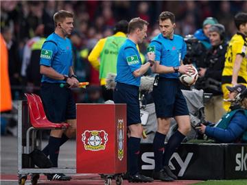 Schiedsrichter Felix Zwayer (r.) hatte das Spiel unterbrochen.