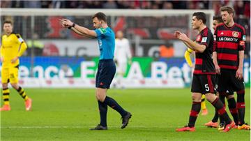Schiedsrichter Felix Zwayer unterbrach das Spiel zwischen dem BVB und Bayer Leverkusen.