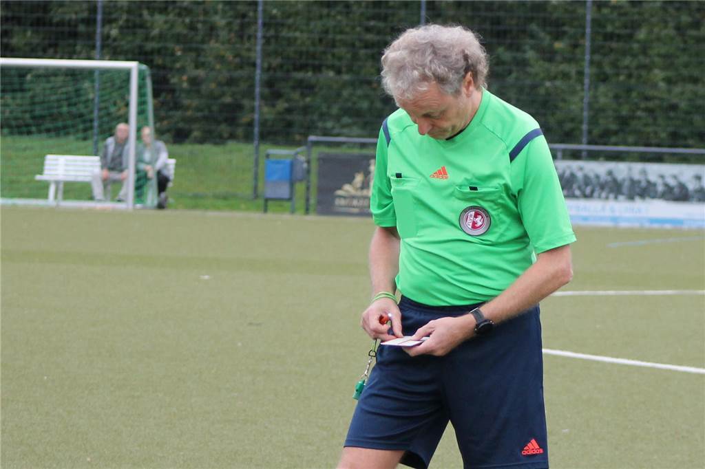 Krankenwagen, Verfolgungsjagd, Schlägerei und Platzverweise: Kamener SC gewinnt gegen den VfK Weddinghofen Schiedsrichter Frank Perschke notiert etwas auf seiner Notizkarte.