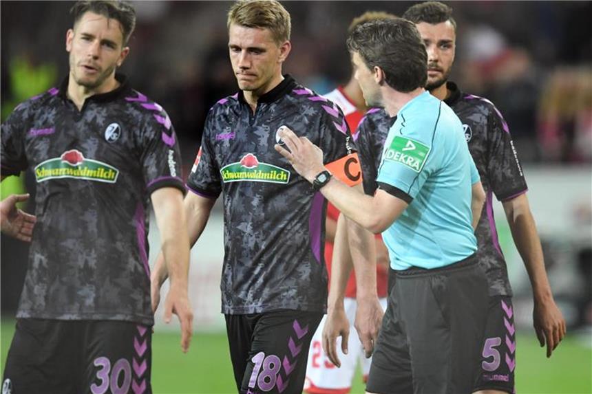 Regelwirbel um Elfmeter nach Halbzeitpfiff - Die Fakten Schiedsrichter Guido Winkmann im Gespräch mit den Freiburger Spielern. Foto: Arne Dedert