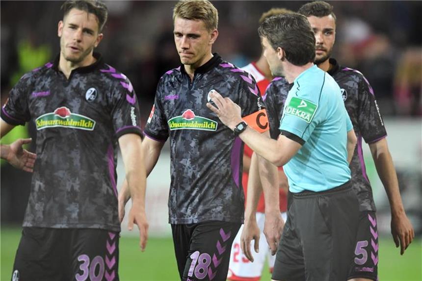Elfmeter in der Halbzeit: DFB räumt Kommunikationspanne ein Schiedsrichter Guido Winkmann (M.) hatte einen Elfmeter in der Halbzeitpause gegeben. Foto: Arne Dedert