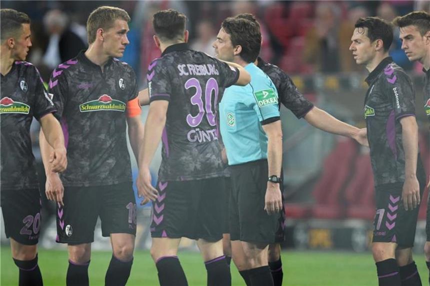 Nach Halbzeit-Videobeweis: Freiburg verzichtet auf Einspruch Schiedsrichter Guido Winkmann (M.) hatte in der Halbzeitpause einen Elfmeter gegen die Freiburger verhängt. Foto: Arne Dedert