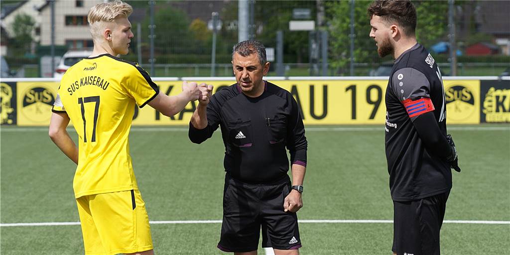 „Dönerfresser“: Zuschauer beleidigen Schiri rassistisch und kommen beim Sportgericht billig davon Schiedsrichter Haci Kilinc (M.) wurde bei einem Spiel als „Dönerfresser“ beleidigt.