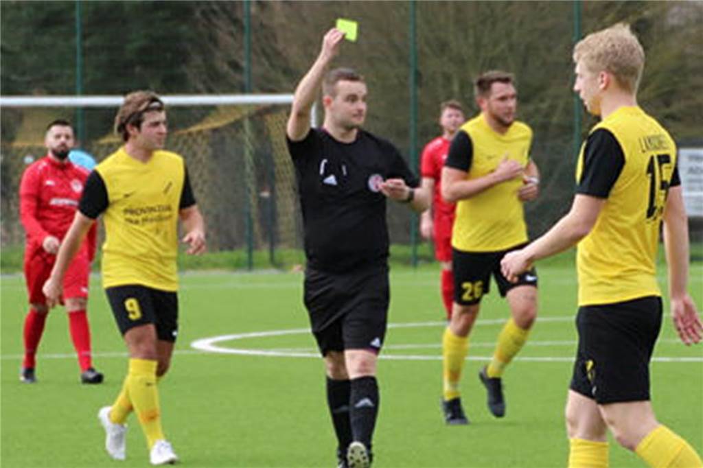 Entscheidung in letzter Minute: SV Langschede verpasst Sieg gegen TuRa Bergkamen nur knapp Schiedsrichter Jan-Niklas Kroher verteilte in der Partie insgesamt sieben Gelbe Karten, nur eine davon ging an TuRa.
