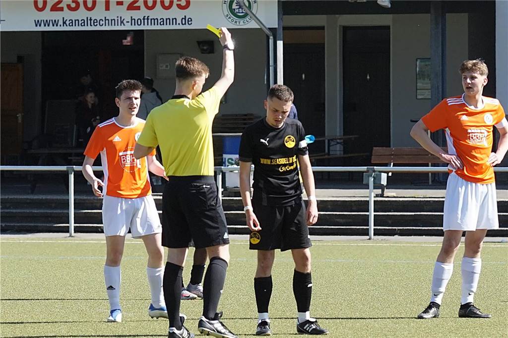 Abstieg nach 15 Jahren: Kaiseraus U13 steigt in die Kreisliga ab Schiedsrichter Julian Hesse zeigt hier SuS-Kapitän Maximilian Hartmann nach seinem Foul an Daniel Barkalov (HSC) den Gelben Karton.