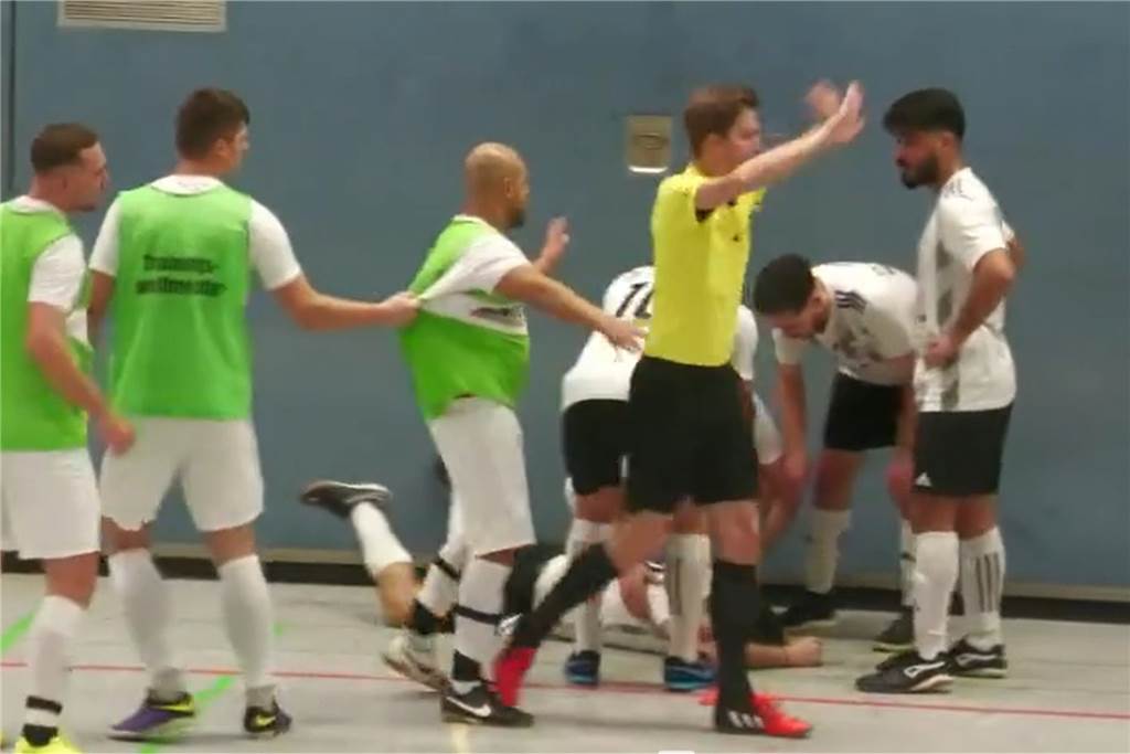 Überraschungen in Bergkamen: SuS Oberaden feiert den Titel Schiedsrichter Julian Siepmann winkt ab. Das Vorrunden-Spiel zwischen dem SuS Oberaden II und dem VfK Weddinghofen wurde abgebrochen.