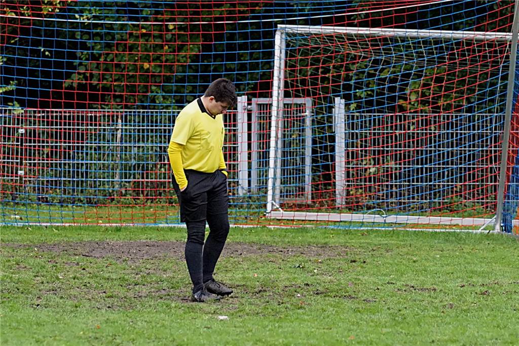 Regenschlacht im Billmericher Waldstadion − FC Overberge spricht von „Wettbewerbsverzerrung“ Schiedsrichter Kilian Jaskulski prüft die Bespielbarkeit des Rasens im Billmericher Waldstadion.