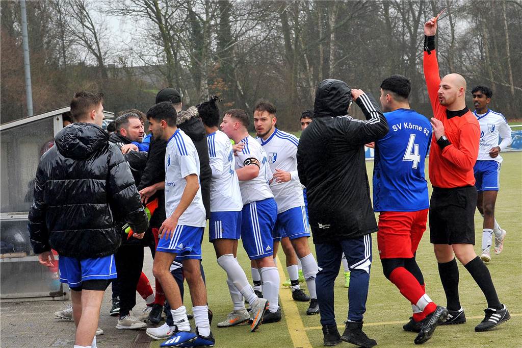 Spielabbruch nach Tumult in der A-Jugend-Kreisliga: Kopfstoß oder theatralisches Hinfallen? Schiedsrichter Levente Armand Monus zückte die Rote Karte, ehe er sich gezwungen sah, das A-Junioren-Spiel auf dem Schützenhof abzubrechen.