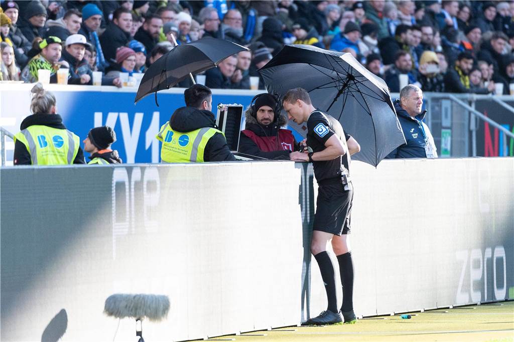 VAR-Wirbel bei BVB-Sieg gegen Hoffenheim: Kritik und Lob für Schiedsrichter Petersen Schiedsrichter Martin Petersen schaut auf einen Monitor.