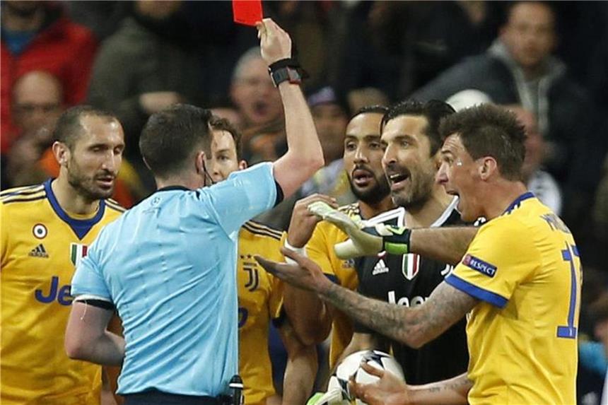 Ausraster im Viertelfinale: Buffon für drei Spiele gesperrt Schiedsrichter Michael Oliver zeigt Juve-Torwart Gianluigi Buffon nach dessen Ausraster die Rote Karte. Foto: Francisco Seco/AP