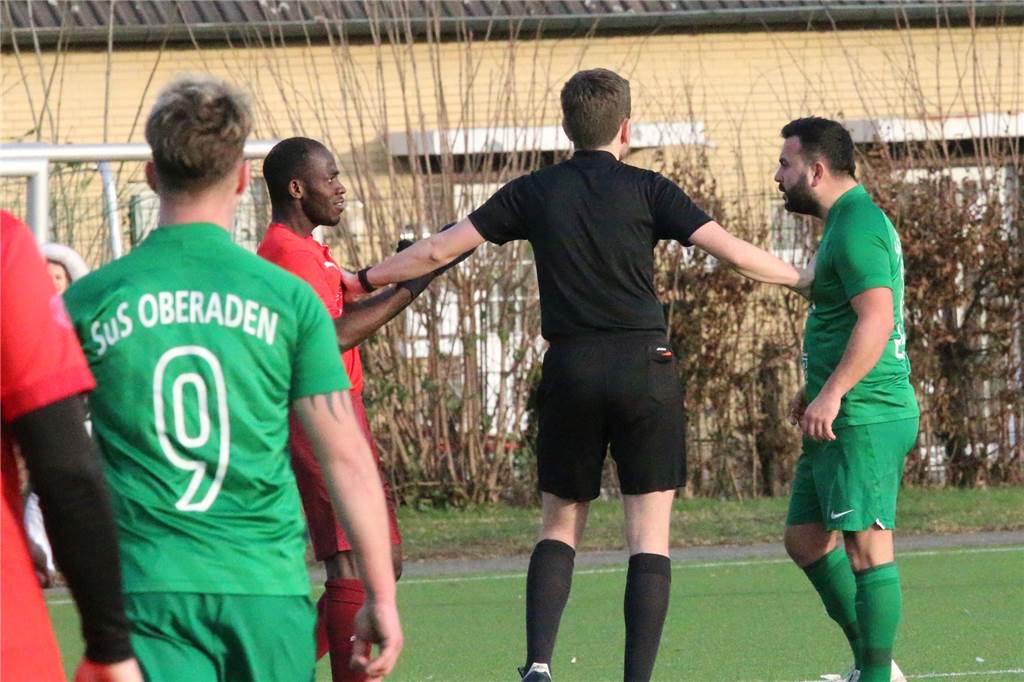 SuS Oberaden feiert den Derby-Sieg, aber: „Ich wurde bespuckt“ Schiedsrichter Paul Schütte schlichtet in dieser Szene zwischen Tutku Tekkanat (re.) und Ibrahime Bah.