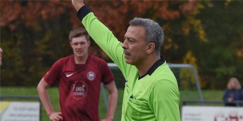 Nach Schiedsrichter-Beleidigung: Spieler eines D-Ligisten erhält lange Sperre Schiedsrichter Rachid Kaichouh (hier im Spiel zwischen dem VfL Kamen II und BR Billmerich vom 31.10.2022) schickte jüngst einen Spieler wegen Schiedsrichter-Beleidigung vom Feld.