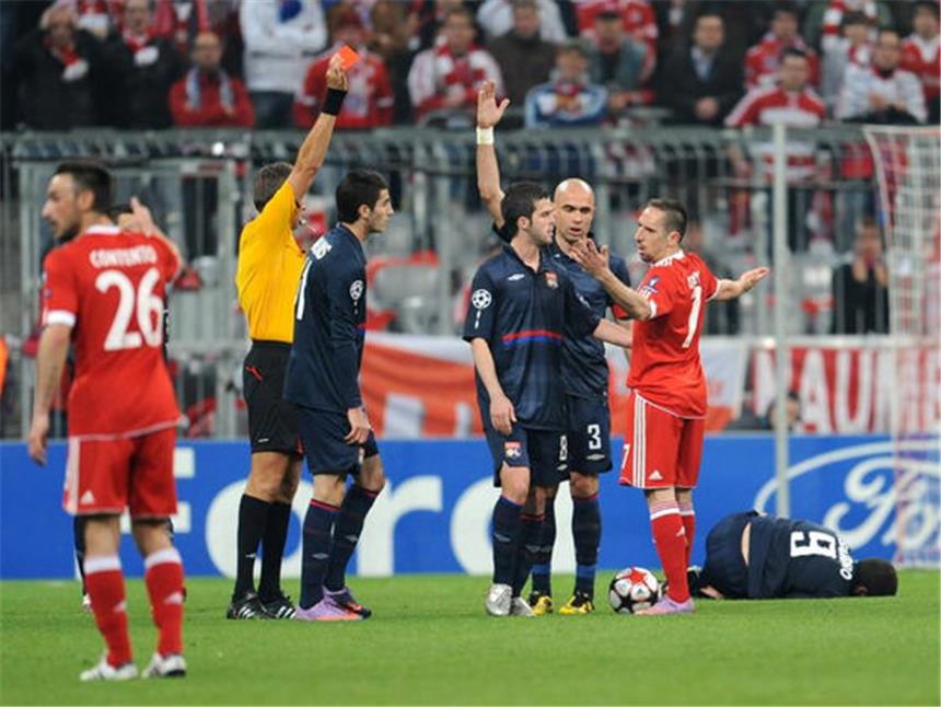 Olé Robben, oje Ribéry - Bayern «versetzen Berge» Schiedsrichter Roberto Rosetti zeigt Franck Ribéry die Rote Karte.
