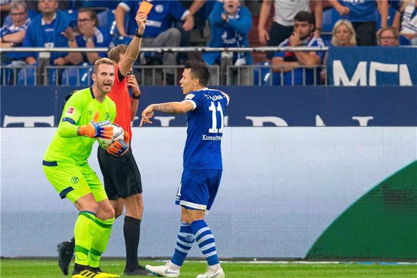 Schalkes Konopljanka für ein Liga-Spiel gesperrt Schiedsrichter Sascha Stegemann (M) zeigt Schalkes Jewgeni Konopljanka (r) die Rote Karte. Foto: Guido Kirchner