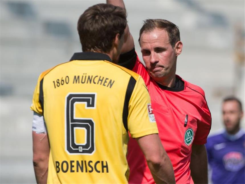 1860-Verteidiger Boenisch für ein Spiel gesperrt Schiedsrichter Sascha Stegemann (r) zeigt Sebastian Boenisch nach einem Foul die rote Karte. Foto: Sebastian Kahnert