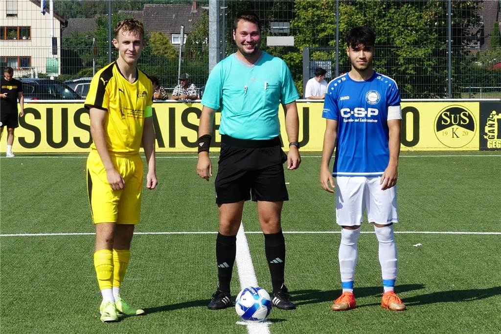 VfL Kamen feiert ausgelassenen Derbysieg: Trainer mit Freudentränen Fabio Pospiech und Baran Yörük mit Schiedsrichter Shawn Gläser