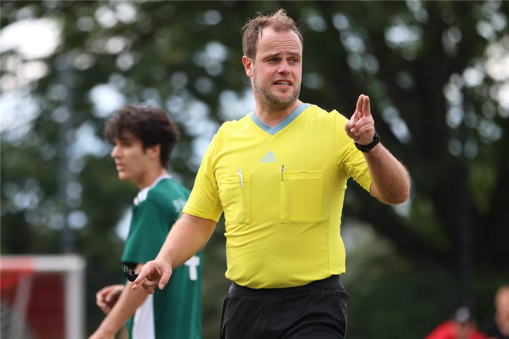 RWU-Coach ärgert sich über „verschenkte Punkte“ Schiedsrichter Simon Tewes sprach zwei Platzverweise aus.